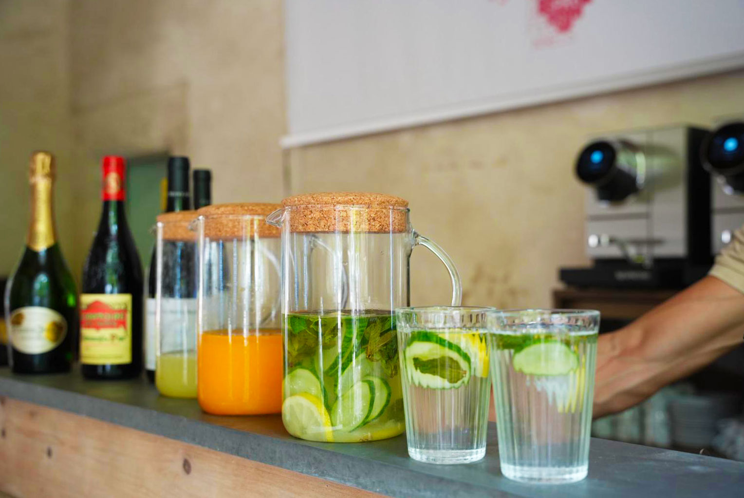 Des boissons rafraîchissantes servies au Salon de la Maison des professionnels