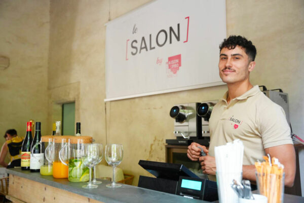 Le barman du Salon de la Maison des professionnels
