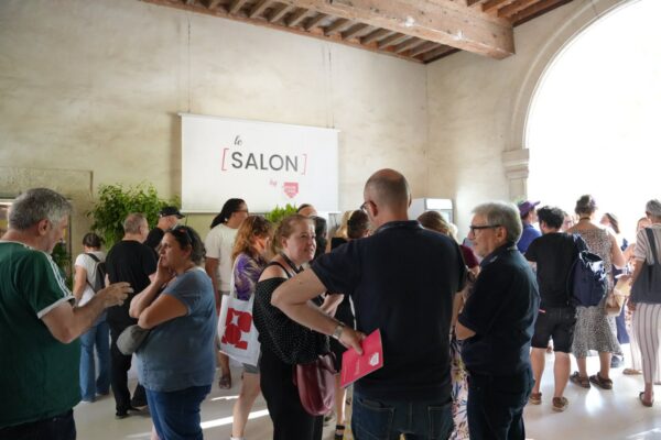 Foule devant Le Salon
